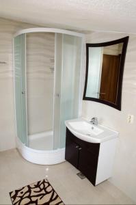 Ένα μπάνιο στο Apartmani Alfijo