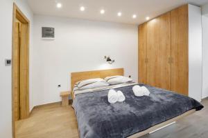 Postel nebo postele na pokoji v ubytování Apartments Marinici Rijeka - with Private Parking