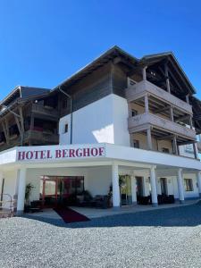 ゾンネンアルペ・ナスフェルトにあるHotel Berghofのホテルのブリーダービル