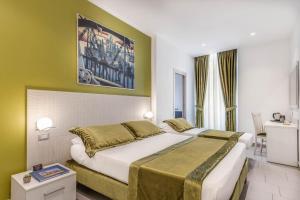 Postel nebo postele na pokoji v ubytování Trevi Palace Hotel
