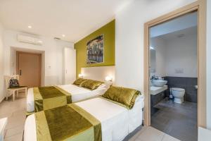 Postel nebo postele na pokoji v ubytování Trevi Palace Hotel