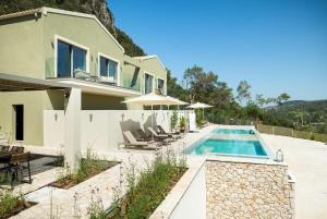 Bazén v ubytování paleo villas nebo v jeho okolí