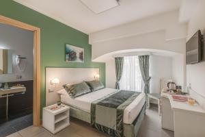 Postel nebo postele na pokoji v ubytování Trevi Palace Hotel