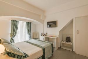 Postel nebo postele na pokoji v ubytování Trevi Palace Hotel