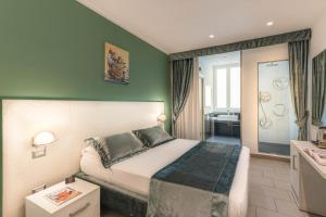 Postel nebo postele na pokoji v ubytování Trevi Palace Hotel