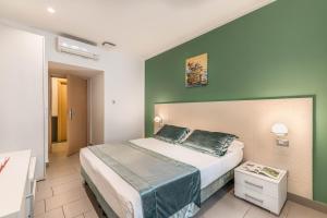 Postel nebo postele na pokoji v ubytování Trevi Palace Hotel
