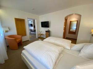 Ein Bett oder Betten in einem Zimmer der Unterkunft Hotel Krone OHG