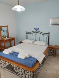 Stavros Beach Villas房間的床