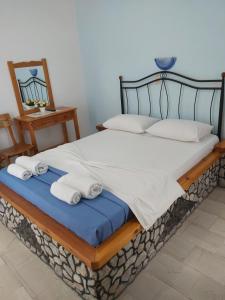 Stavros Beach Villas房間的床