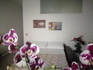 A seating area at Momenti e Monumenti