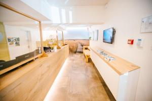 Val d'Arimont Resort في مالميدي: غرفة مع مدخل طويل مع أرضيات خشبية