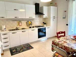 Kuchyňa alebo kuchynka v ubytovaní Appartamento Cadorna