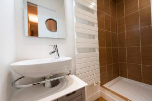 巴黎的住宿－Popy，白色的浴室设有水槽和淋浴。