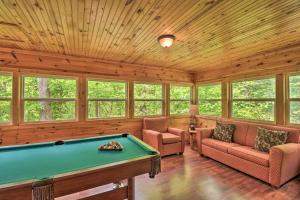 een kamer met een pooltafel in een huis bij The Apple Dumpling Cabin Pool Table, Grill in Clarkesville