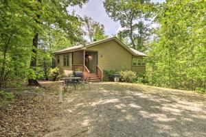 Afbeelding uit fotogalerij van The Apple Dumpling Cabin Pool Table, Grill in Clarkesville