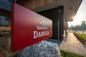 un panneau indiquant un casino darica à l'extérieur d'un bâtiment dans l'établissement Guesthouse & Camping Danica Bohinj, à Bohinj
