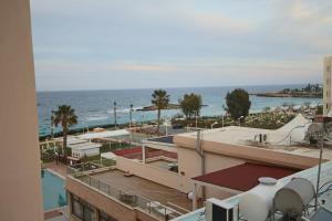 Una vista del océano desde un edificio en Fig Tree Bay Apartments, en Protaras