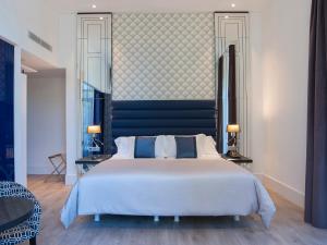 Cama o camas de una habitación en Abba San Sebastián Hotel