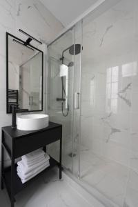 un bagno con lavandino e doccia in vetro di Time Line a Parigi