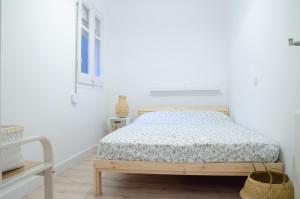 Habitación blanca con cama y ventana en Apartamento NUEVO con encanto en SAGRADA FAMILIA en Barcelona