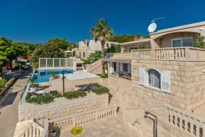 una vista aérea de una casa con piscina en Luxury Villa Stone Castle Brač with private pool on Brač island, en Selca