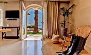 Televisyen dan/atau pusat hiburan di Luxury Villa Stone Castle Brač with private pool on Brač island