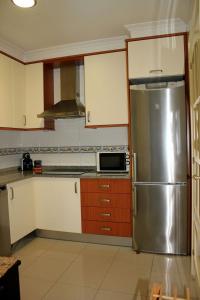 Kuchyňa alebo kuchynka v ubytovaní Apartamento con Terraza y Piscina, Baiona