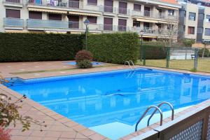 Bazén v ubytovaní Apartamento con Terraza y Piscina, Baiona alebo v jeho blízkosti