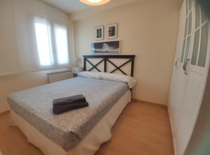 ein Schlafzimmer mit einem Bett und einem Handtuch darauf in der Unterkunft Apartamento El Falcar in Villanúa