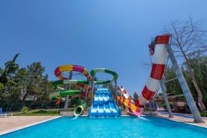 Bazén v ubytování Amara Comfort Resort nebo v jeho okolí
