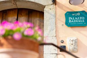 AtellaにあるPalazzo Badiale history&roomsの鉢植えの看板