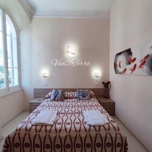 een slaapkamer met een bed en een bord aan de muur bij Vivi 5 terre in La Spezia