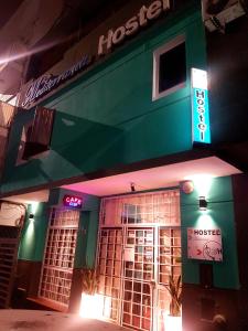 un bâtiment d'auberge avec une enseigne au néon devant dans l'établissement Hostel & Spa Mediterránea, à Córdoba