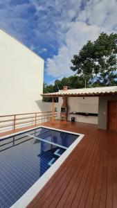 塞古羅港的住宿－P&M'S Porto Seguro Taperapuan，木甲板上设有游泳池的房子