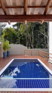 una piscina en la terraza de una casa en P&M'S Porto Seguro Taperapuan en Porto Seguro