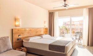 Postel nebo postele na pokoji v ubytování Tarifa Lances by QHotels