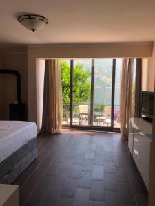 - une chambre avec un lit et une vue sur une terrasse dans l'établissement Villa Arina, à Kotor