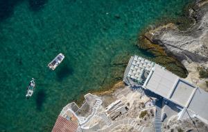 widok z powietrza na dwie łodzie w wodzie w obiekcie Terra Mare Suites w mieście Agia Irini Milos
