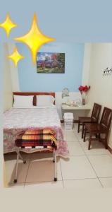 een slaapkamer met een bed met sterren aan de muur bij Hotel Figueroa in San Andrés Tuxtla