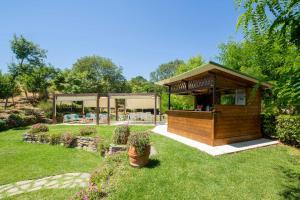 un quiosco en un patio con jardín en Villa Colomba by Mmega, en Lastra a Signa
