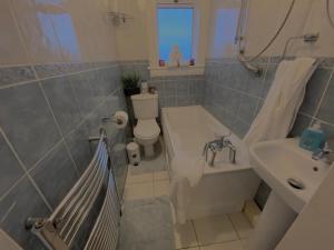 A bathroom at Beautiful Sea View 2 Bed Home