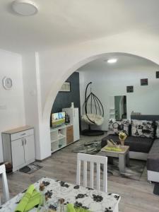 - un salon avec un canapé et une table dans l'établissement APARTMENTS IVANOViC, à Bajina Bašta
