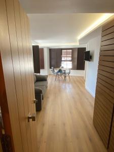 un soggiorno con divano e tavolo di Apartamentos Plaza Mayor Zamora a Zamora