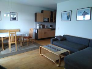 een woonkamer met een bank en een tafel bij Appartement Enzi in Sekirn