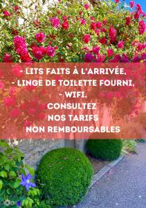 a sign for a garden with flowers and a quote at Le Lavoir aux Roses by Gîtes Sud Touraine in Chédigny