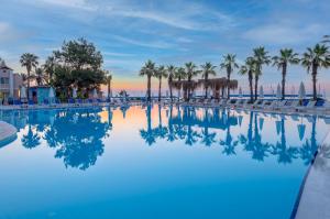 Bazén v ubytování Amara Comfort Resort nebo v jeho okolí