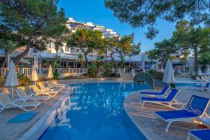 Bazén v ubytování Amara Comfort Resort nebo v jeho okolí