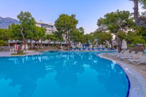 Bazén v ubytování Amara Comfort Resort nebo v jeho okolí