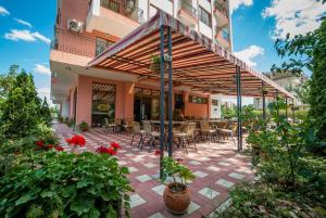O grădină în afara Step Hotel