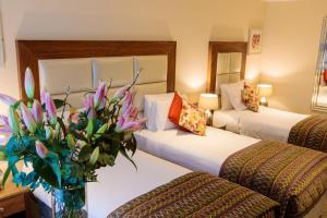 Rúm í herbergi á Grand Hotel Tralee